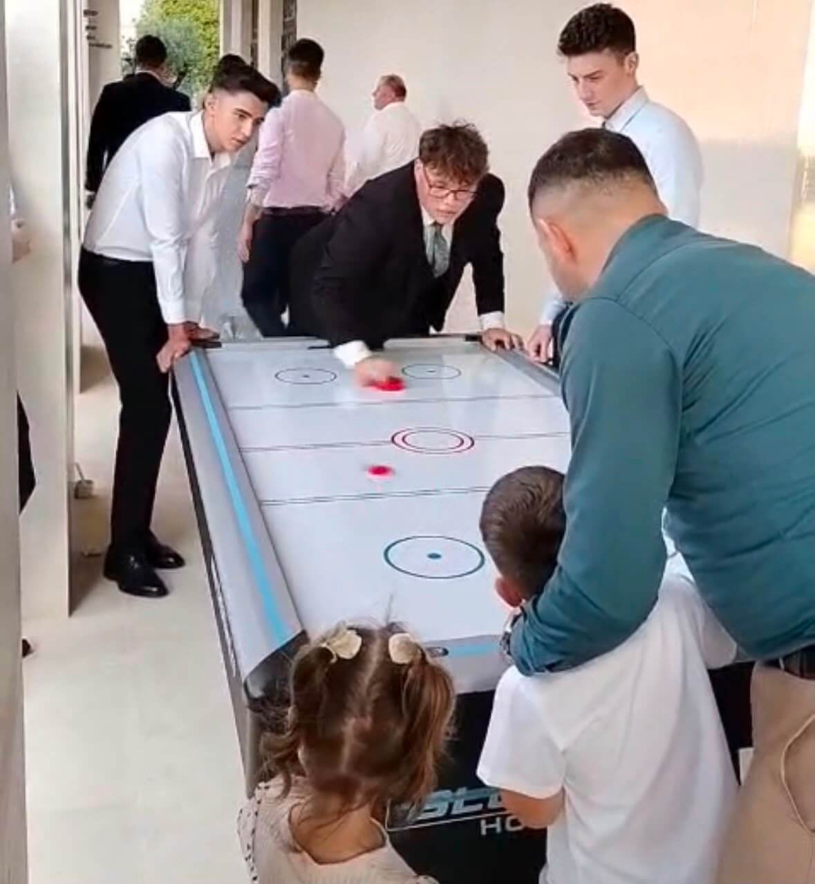Invitați jucând air hockey la un eveniment