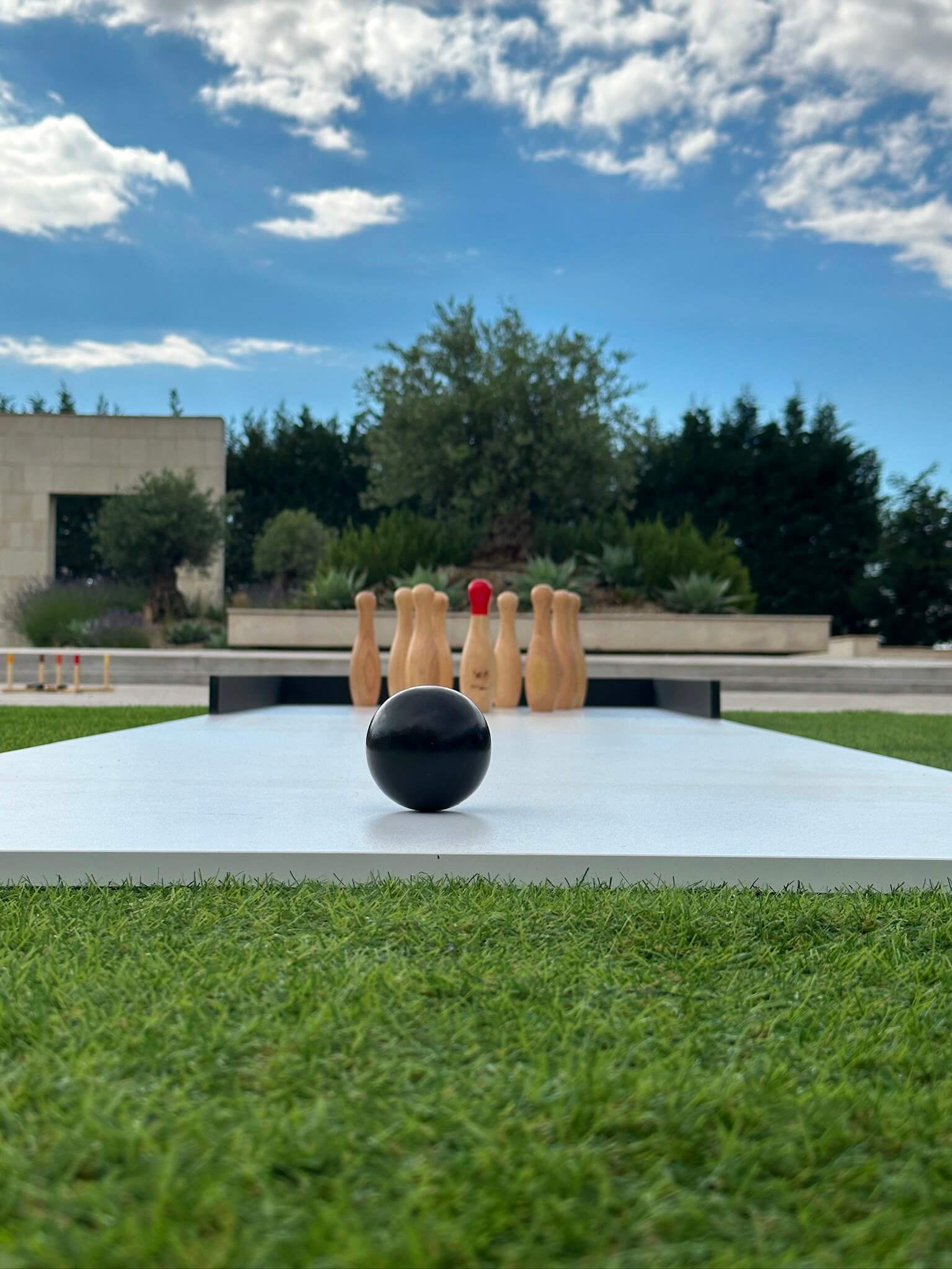 Pistă de bowling portabilă cu popice din lemn, pe gazon