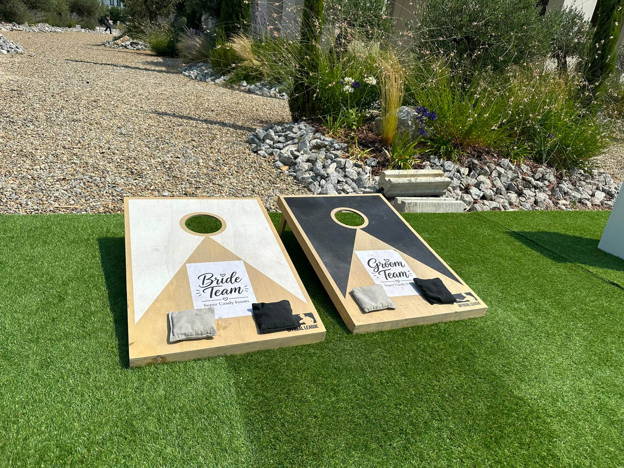 Cornhole cu panouri Bride Team și Groom Team la o nuntă