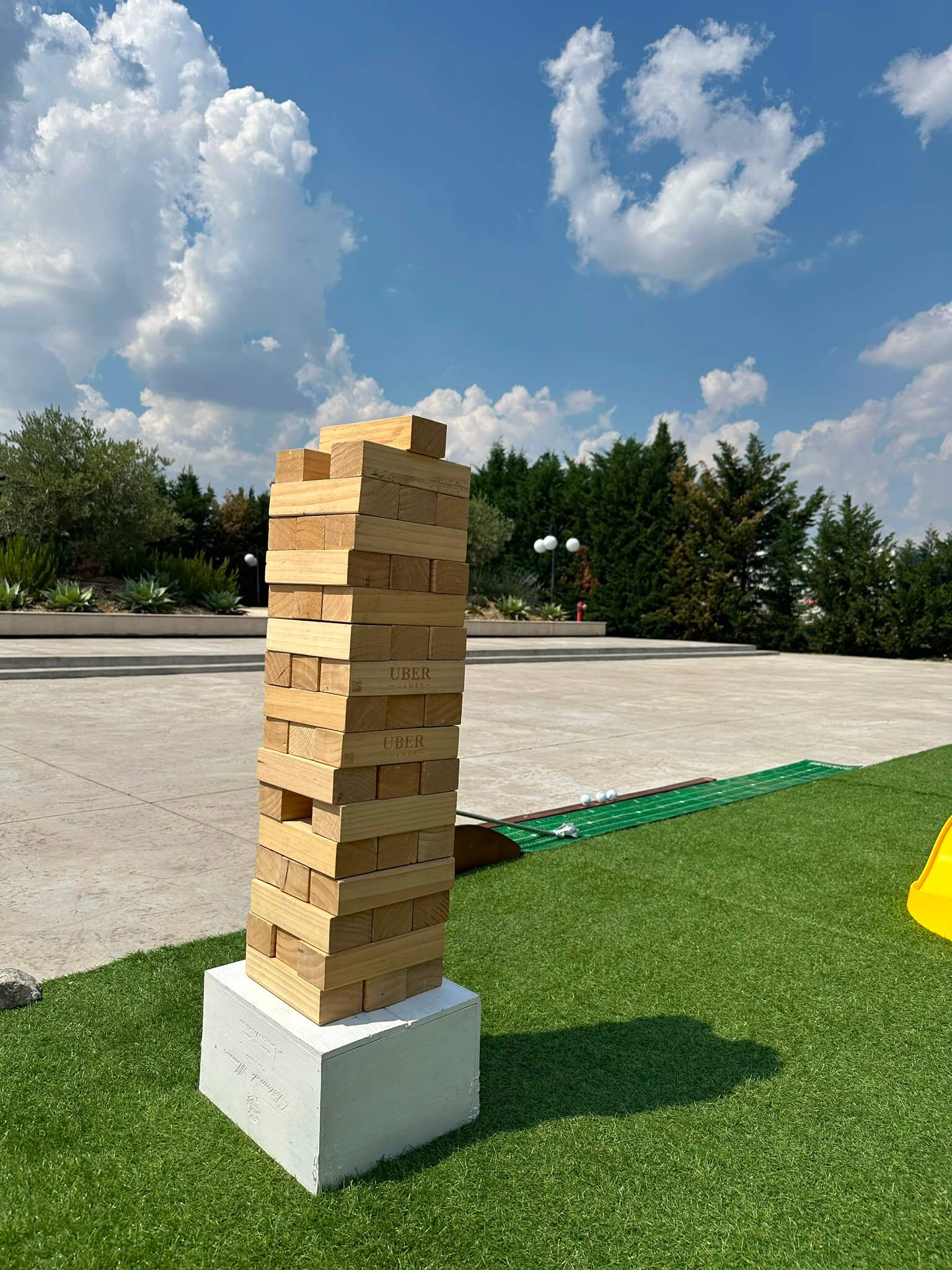 Turn de jenga uriaș din lemn, pe gazon la eveniment