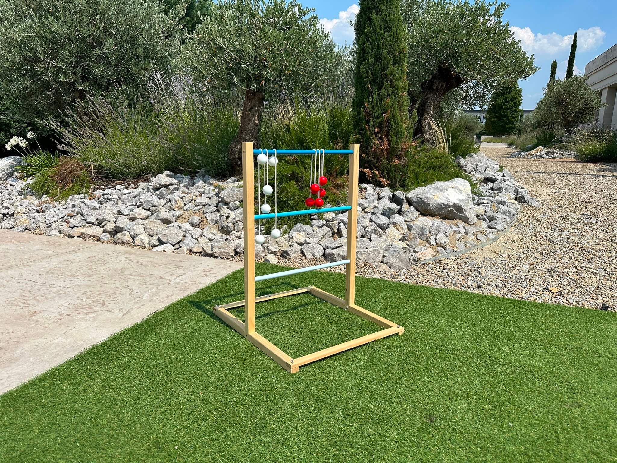 Joc ladder golf din lemn cu bile pe sfoară, pe gazon