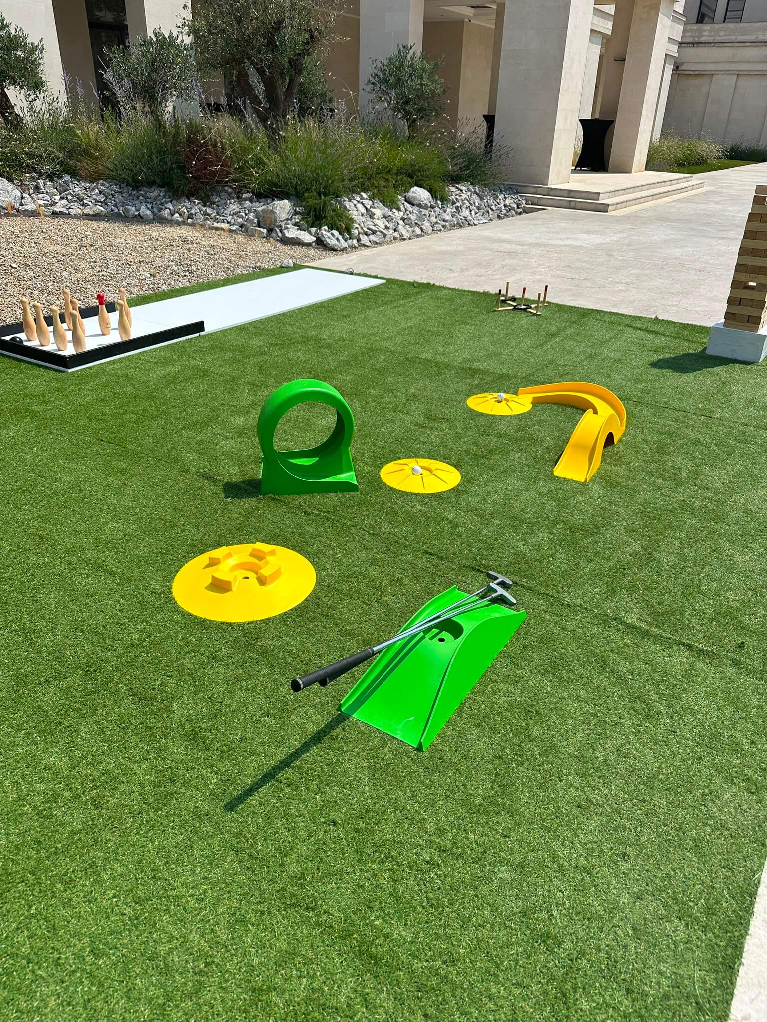 Mini golf portabil montat pe gazon la un eveniment